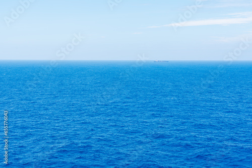 大洋を航海する船