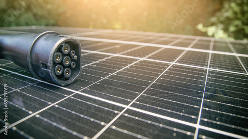 Solarmodul mit Solarzellen und Typ2 Stecker zum Aufladen von Elektroauto mit Solarenergie