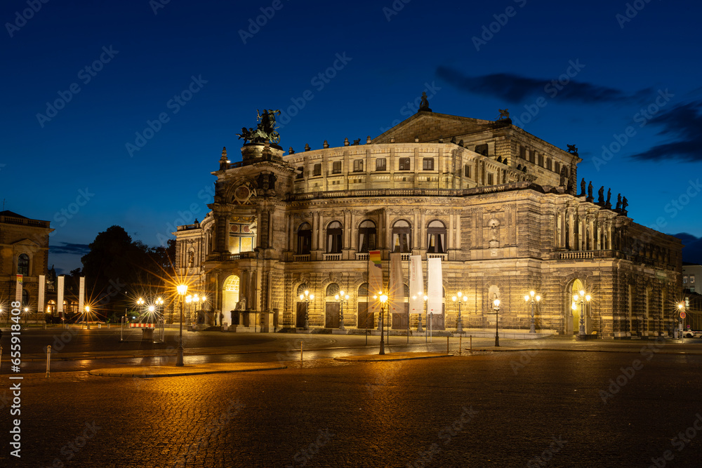 Dresdener Semperoper im Abendlicht