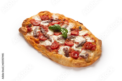 Pinsa romana condita con pomodoro, mozzarella e acciughe, cibo italiano 