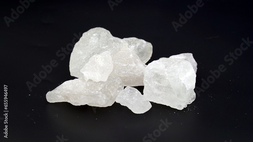 Foto White crystal alum stone, Fitkari or potassium alum, Chemical compound, beauty t