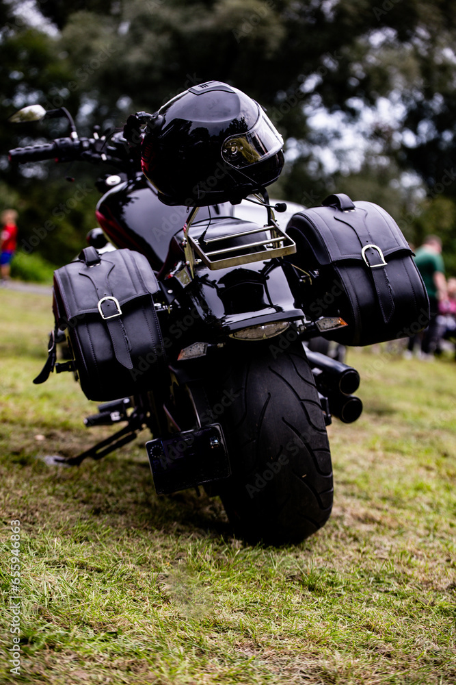 wielki motocykl na zlocie motoryzacyjnym