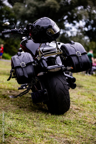 Obraz na płótnie wielki motocykl na zlocie motoryzacyjnym w salonie