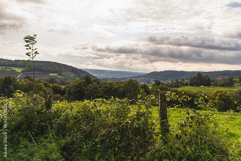 Obraz premium Gewitterwolken ziehen am Horizont auf.