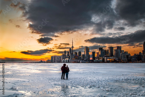 Photography Watching sunset behind Toronto skyline over frozen Lake Ontario (Toronto, Canada