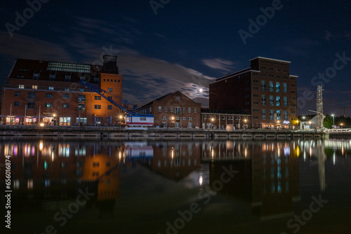 Duisburg Innenhafen bei Nacht