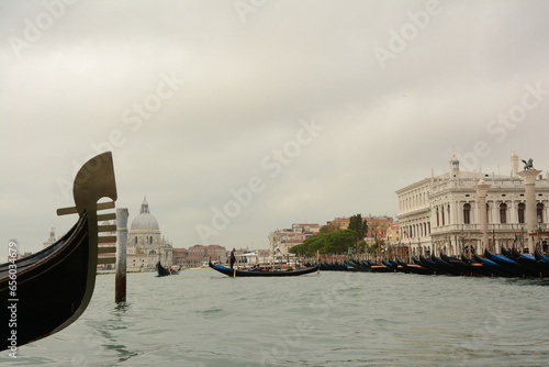 Gondola in primo piano nella laguna di Venezia