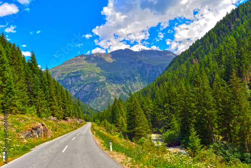 Die Venter Landesstraße (L240) in der Gemeinde Sölden - Tirol, Österreich