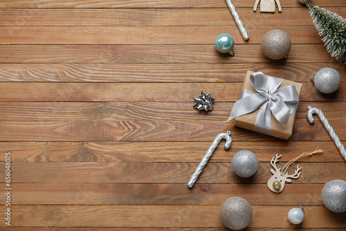 Christmas gift box with sil...