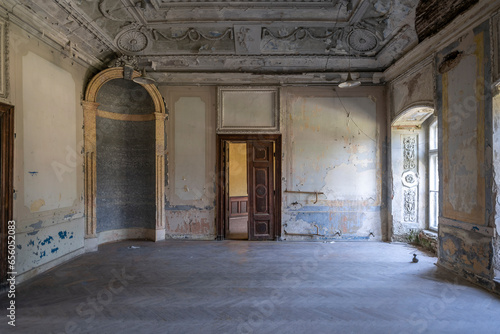 Fotografia Haunted Abandoned Baroque-Classical Palace: A Spine-Tingling Tale of Eerie Elega