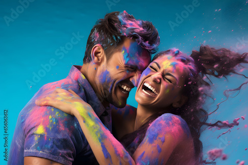 Fröhlich lachendes Paar mit Farbe bestpritzt