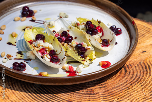 Canvastavla Belgium endive boats with huckleberries, nuts and cheese