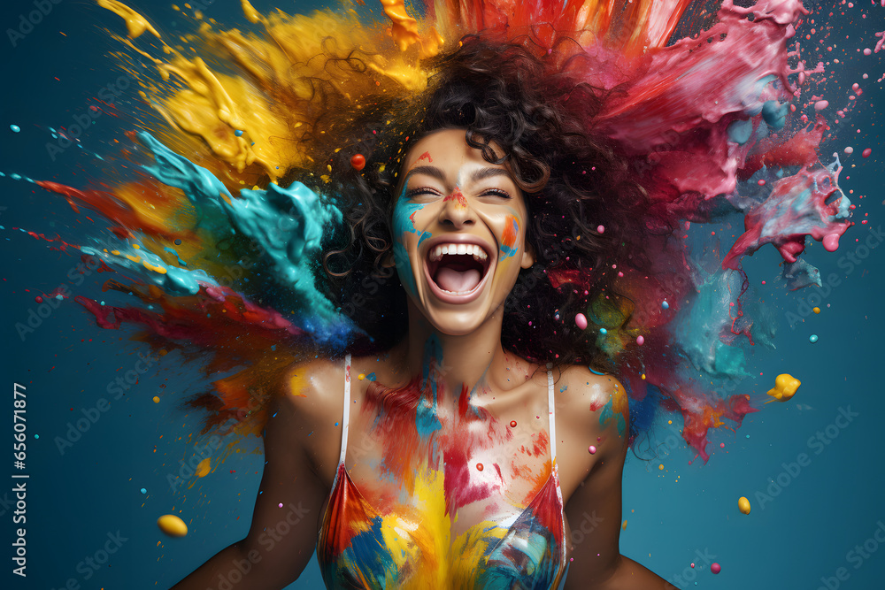 Fröhlich lachende Frau mit Farbe bestpritzt - obrazy, fototapety, plakaty 