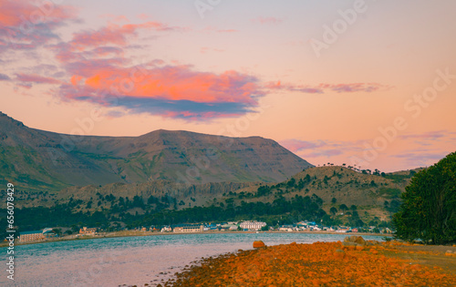 amanecer entre montañas con laguna