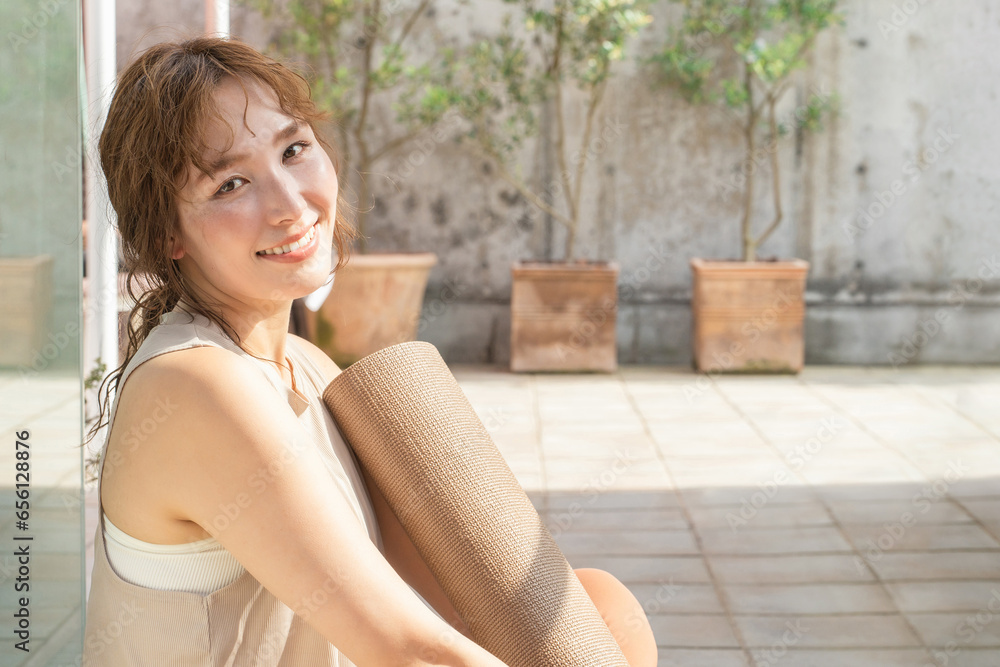 Naklejka premium ヨガマットを持ったアジア人女性（ヨガ・ピラティス・デトックス） 