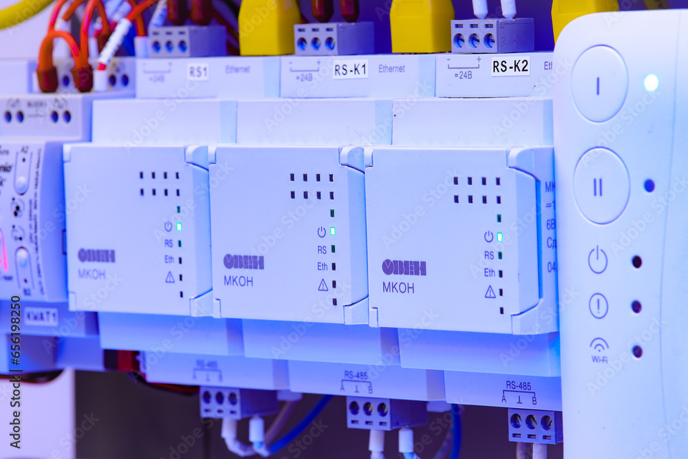 Connection of modules by means of insulated electrical mounting wires in an electrical