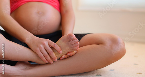 Valokuva Pregnant woman massaging her feet