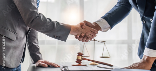 Foto Successful consultations Consultation and meeting Lawyers and business professionals working and discussing with law firms in the office shake hands and congratulate each other