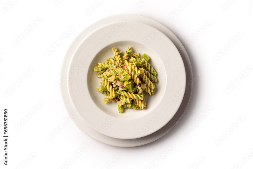 Piatto di pasta con crema di broccoli e pancetta, cibo italiano Piatto di pasta con crema di broccoli e pancetta, cibo italiano