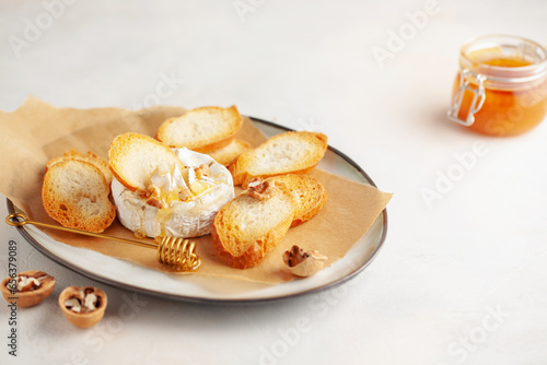 Traditional baked brie cheese or camembert with honey and nuts, supplemented with breadcrumbs.