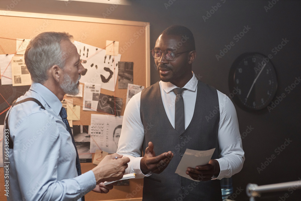 Φωτογραφία Waist up portrait of Black adult man as detective talking to colleague during in