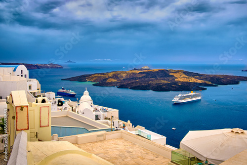 Obraz na płótnie Aerial of Santorini island and towns and cruise ships in bay, Greece w salonie
