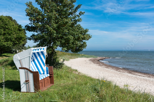 Strandkorb an der Ostsee an der Eckernförder Bucht, Schleswig-Holstein, Deutschland