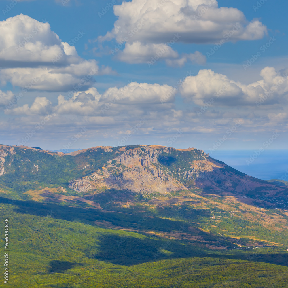 Obraz premium green mountain valley under dense clouds