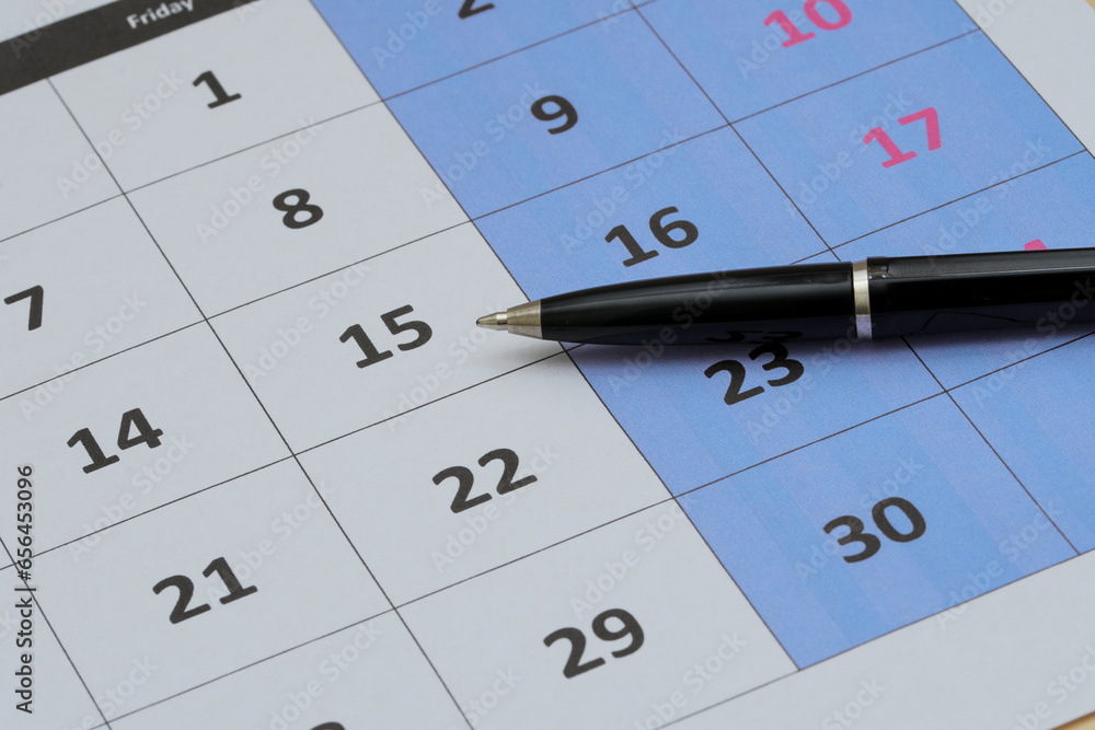 Kalendarz i długopis wskazujący na 15 dzień miesiąca  - obrazy, fototapety, plakaty 