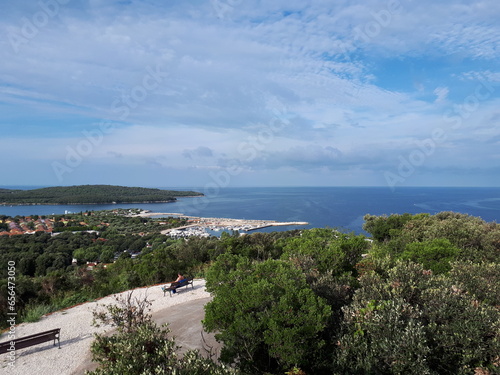 Sitzbänke mit Aussicht auf Küste in Kroatien 