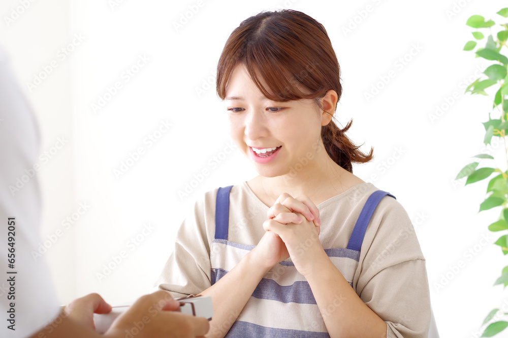 プレゼントをもらって喜ぶ若い女性