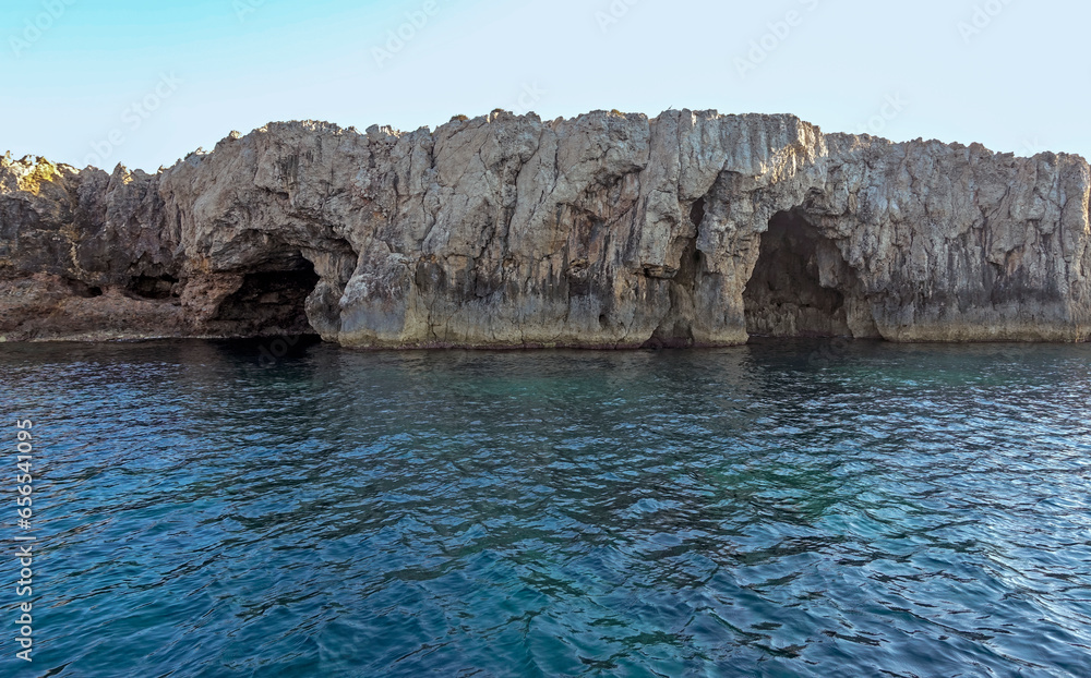 Grotte nella costa rocciosa dell'isola di Capo Passero a Portopalo 9316