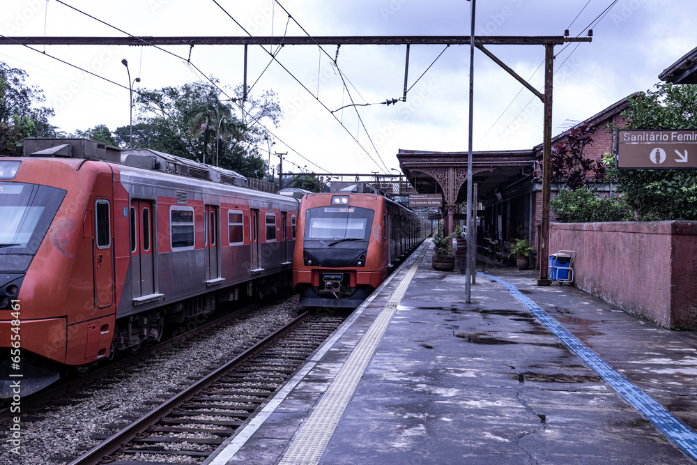 Cidade de Paranapiacaba com trens antigos e cidade centenária