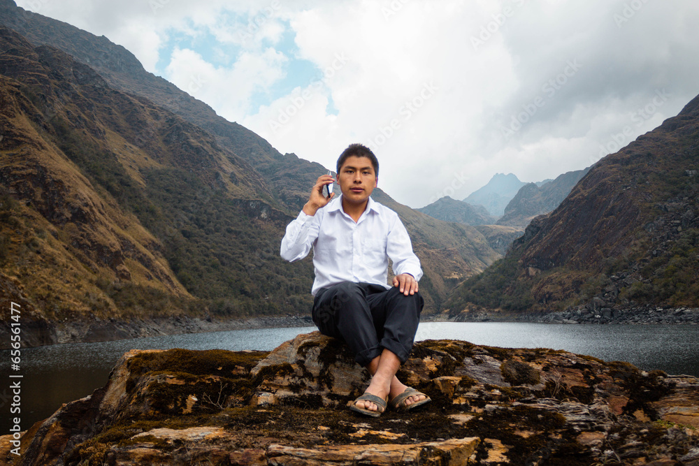 Φωτογραφία Una foto de una chico campesino alumno caucásico usando un smartphone durante la