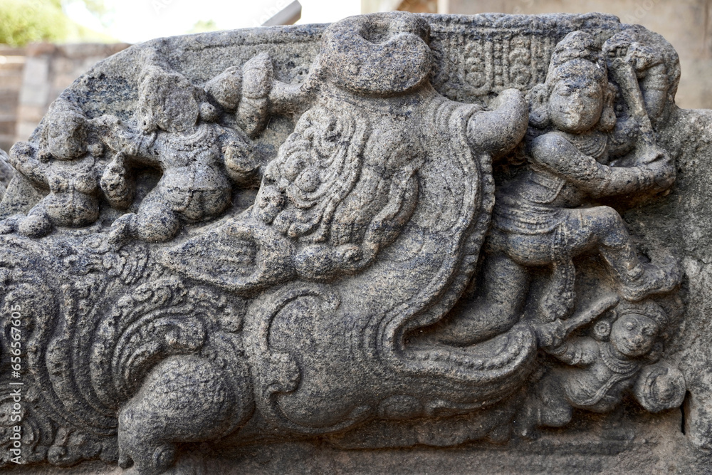 Φωτογραφία Bas-relief Crocodile like Demon sculpture carved in stone wall at Airavatesvara Temple in Darasuram, Kumbakonam, Tamilnadu