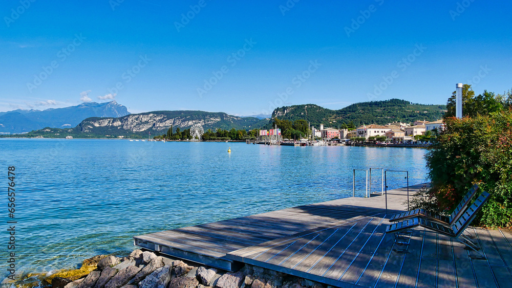 Blick auf den Hafen und die Uferpromenade in Bardolino am Gardasee