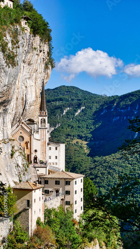 фотографія Wallfahrtskirche Madonna della Corona in Ferrara di Monte Baldo - Spiazzi / Ital