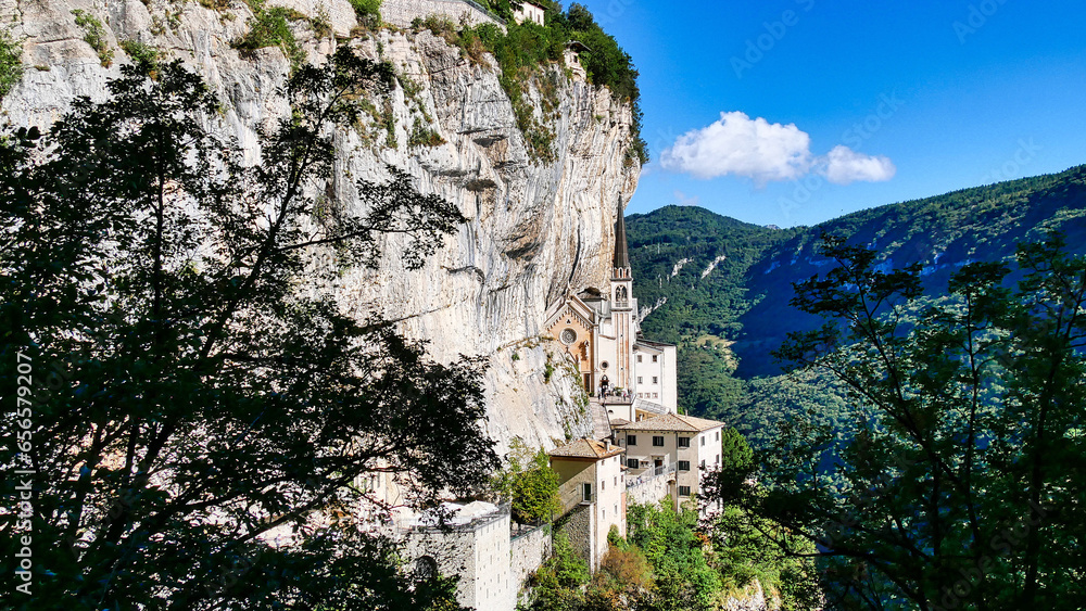 Naklejka premium Wallfahrtskirche Madonna della Corona in Ferrara di Monte Baldo - Spiazzi / Italien 