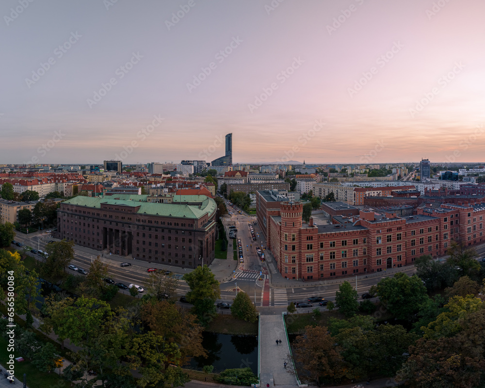 Wroclawska panorama miasta w promieniach zachodzacego slonca