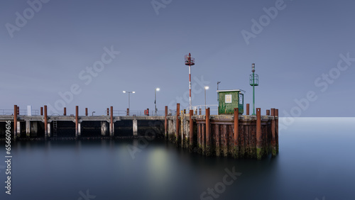 Abendstimmung am kleinen, grünen Hafenhäuschen an der Hafeneinfahrt von List auf Sylt