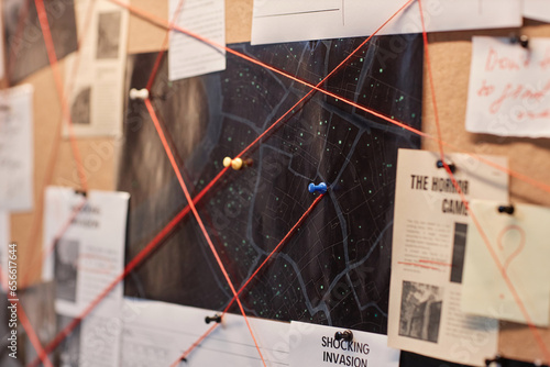 Foto Closeup background image of evidence board with red thread connecting map and pi