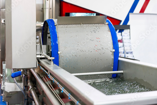 Stainless steel mesh tank in water tank of fruit and vegetable washing machine for food industrial in manufacturing process