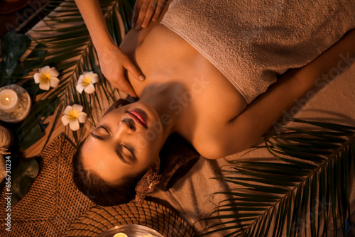 Relaxing spa massage for wo...