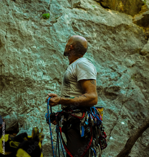 escalador en la montaña, naturaleza, escalada, cuerda, arnestrepador, roca, escalada, deporte, montagna, aventura, acantilado, cuerda, escala de piedras, naturaleza, al aire libre, paisaje, peligro, d photo