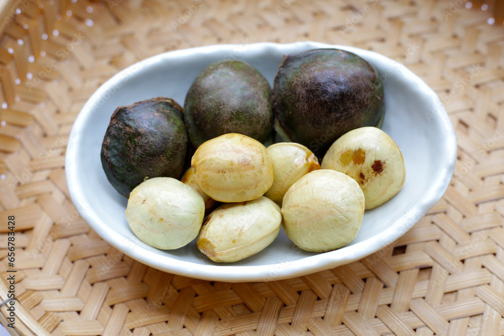 Obraz premium Djenkol fruit bean in white bowl