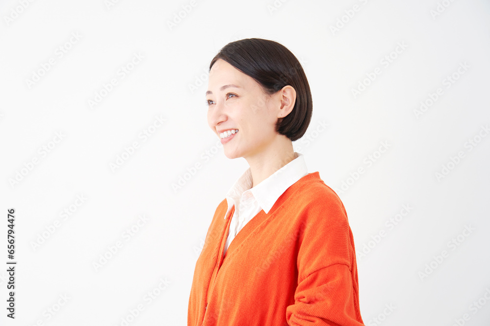 ミドルエイジの女性のポートレート　白背景