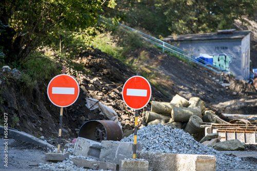 Εκτύπωση καμβά A sign warns of a closed passage