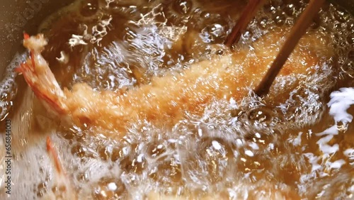 食用油で揚げてるエビフライ。上下を返す動画。
