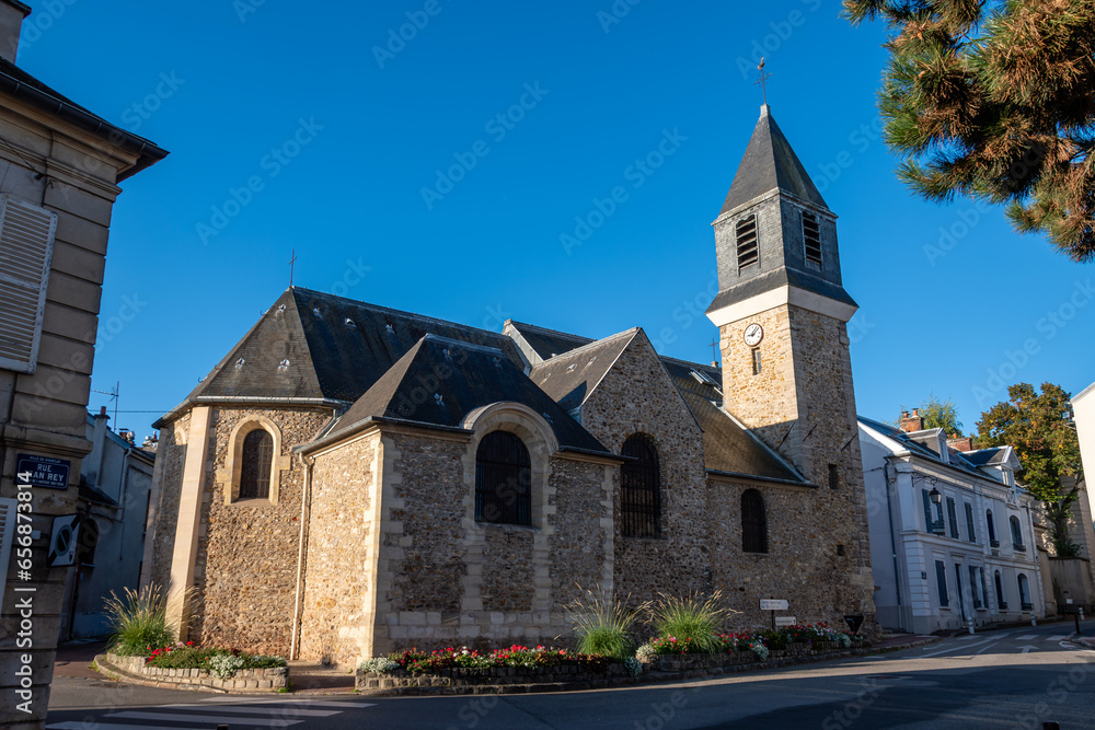 Vue extérieure de l'église catholique Saint-Eustache, construite au 16ème siècle à Viroflay, France