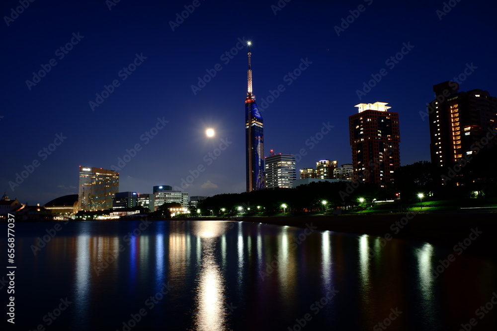 Obraz premium シーサイドももち海浜公園 夕暮れ マジックアワー